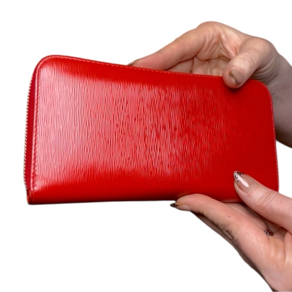 Prada zip-around continental wallet in Vitello Move leather in red (Lacca) - Picture 8 of 14
